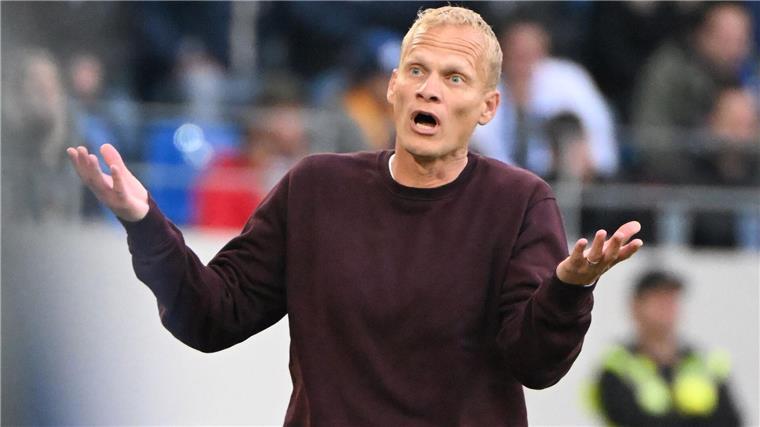 Krise auf Schalke als Dauerzustand - Geraerts unter Druck Schalkes Trainer Karel Geraerts steht nach der Niederlage in Karlsruhe im Fokus.