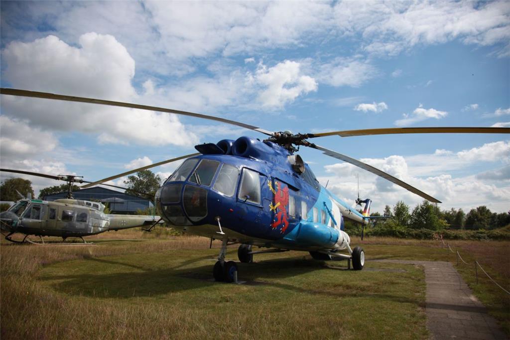 Schallisoliert, mit Teppich ausgelegt, holzfurnierte Wände, Bar: Dieser russische Passagierhubschrauber Mil Mi-8 S in der Salonversion hat eine besondere Geschichte. Der Helikopter flog ab 1981 in der Regierungsfliegerstaffel der DDR, transportierte unter anderem den ehemaligen Staatschef Erich Honecker und war später der Führung der Volksmarine vorbehalten. 1994 landete die Maschine auf dem Ausstellungsgelände des Aeronauticums.