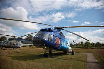 Schallisoliert, mit Teppich ausgelegt, holzfurnierte Wände, Bar: Dieser russische Passagierhubschrauber Mil Mi-8 S in der Salonversion hat eine besondere Geschichte. Der Helikopter flog ab 1981 in der Regierungsfliegerstaffel der DDR, transportierte unter anderem den ehemaligen Staatschef Erich Honecker und war später der Führung der Volksmarine vorbehalten. 1994 landete die Maschine auf dem Ausstellungsgelände des Aeronauticums.