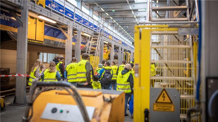 Züge ziehen und mehr: 2000 Schaulustige kommen zur Nordwestbahn Schaulusitige iin Sicherheitswesten dürfen sich in der Wartungshalle der Nordwestbahn in Bremerhaven umsehen und auch mal einen Zug von unten inspizieren.