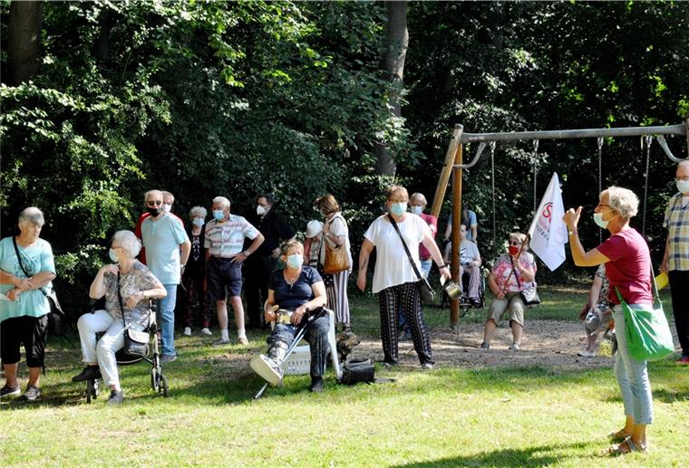 Demonstranten empört über die Haltung der Awo Scharfe Kritik übten die Demonstranten an der Schließung des Seniorenheims durch die Awo.