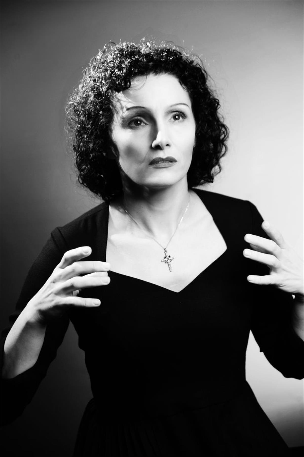 Schascha Maria Icks spielt die bekannte Sängerin Edith Piaf.