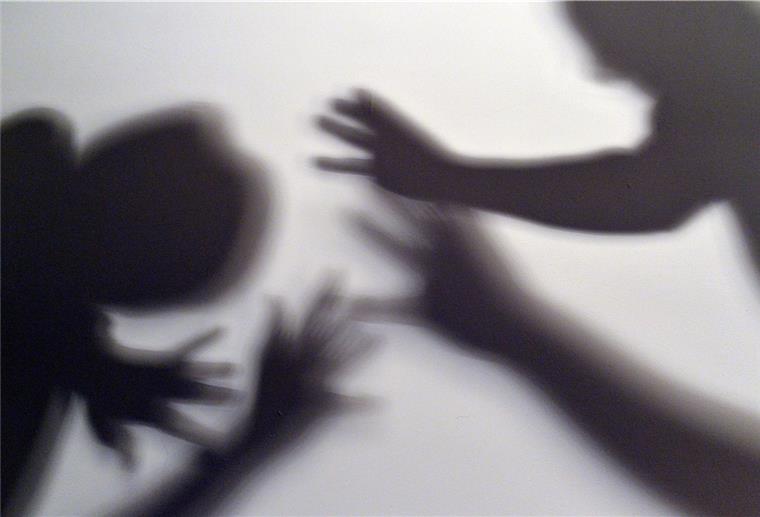 Corona-Krise könnte zu mehr häuslicher Gewalt führen Schatten sollen symbolisieren, wie ein Kind versucht, sich vor der Gewalt eines Erwachsenen zu schützen.