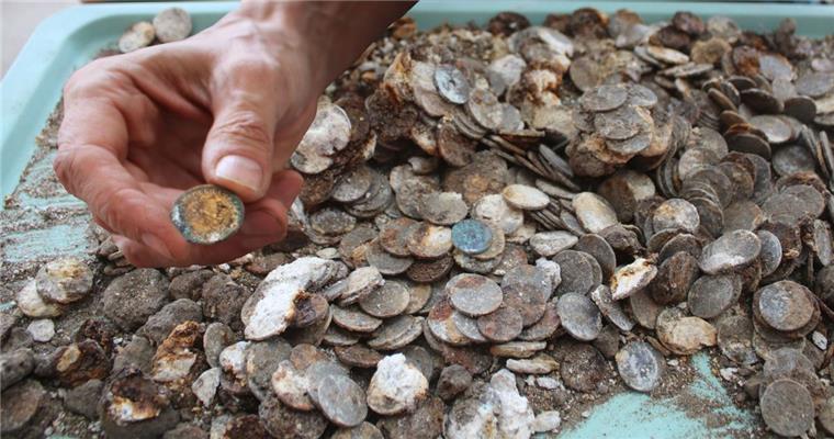 Kleinen Schatz vergraben: Archäologen bergen 600 Münzen in Lehe Schatz in Lehe geborgen: Das Gros der 600 vergrabenen Münzen stammt aus der Zeit der Weimarer Republik. Eingewickelt war der Fund in Zeitungspapier.
