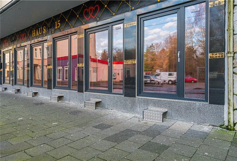 Schau-Fenster ohne Frauen.