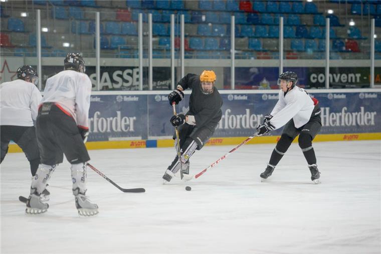 Schauen gerne zu, gehen aber noch viel lieber selbst aufs Eis: Mehrere Hobbymannschaften spielen regelmäßig in der Eisarena.