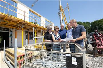 Schauen sich die nächsten Schritte des Kita-Neubaus im Waldviertel an: Architektin Doerthe Arends, Sozialdezernentin Claudia Schilling (SPD), Frank Jacobsen (Seestadtimmobilien), Robert Reichstein (Jugendamt) und Holger Schneeberg (Seestadtimmobilien).