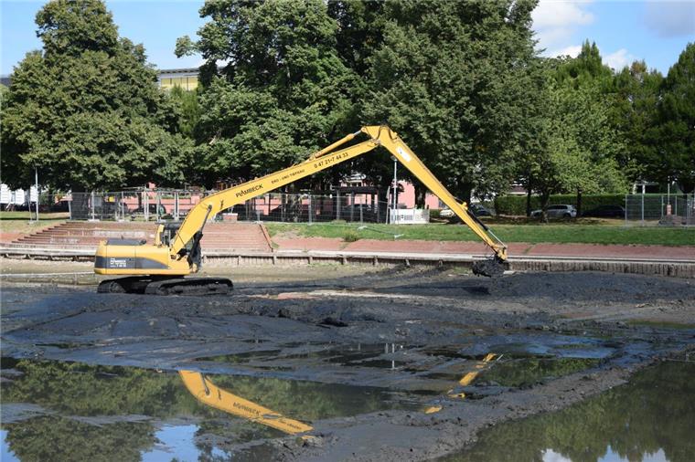 Schaufelweise wird der Schlamm aus dem Holzhafen in Bremerhaven an den Beckenrand gekippt. Dort soll er abtrocknen. Anschließend wird der Modder abgefahren.