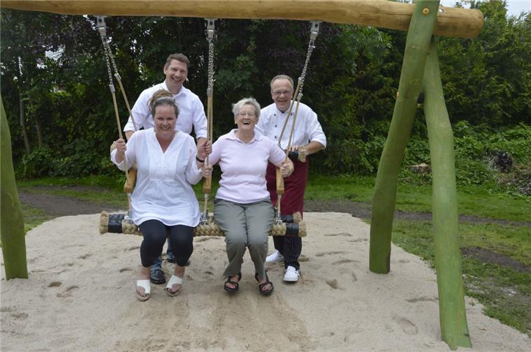 Mehrgenerationenhaus Nordenham feiert Sommerfest und Jubiläum Schaukeln das Mehrgenerationenhaus und den Tag der Generationen: Leiterin Claudia Redmer (vorn links), Küchenchefin Maria Adomeit, Caritas-Geschäftsführer Ralf Bunten (hinten links) und Oliver Althaus, Nachfolger von Maria Adomeit.