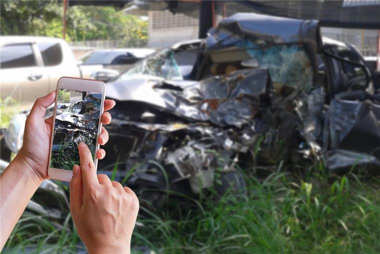 Gaffen statt Erste Hilfe - Zu geringe Strafen bei Verkehrsunfällen Schaulust gab es schon immer, mittlerweile greifen immer mehr Gaffer zum Handy statt zur Rettungsweste und unterlassen die Erste Hilfe im Tausch gegen Bilder und Videos des Unfalls.