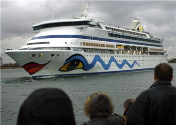 Schaulustige beobachten  Kreuzfahrtschiff  "Aidavita" . Das Schiff kommt für elf Tage zur Lloyd Werft.