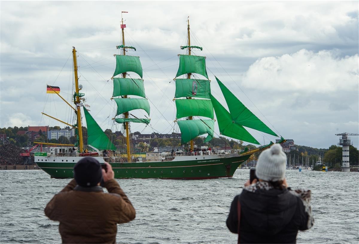 Die "Alexander von Humboldt II" fährt in den Kieler Hafen ein. 