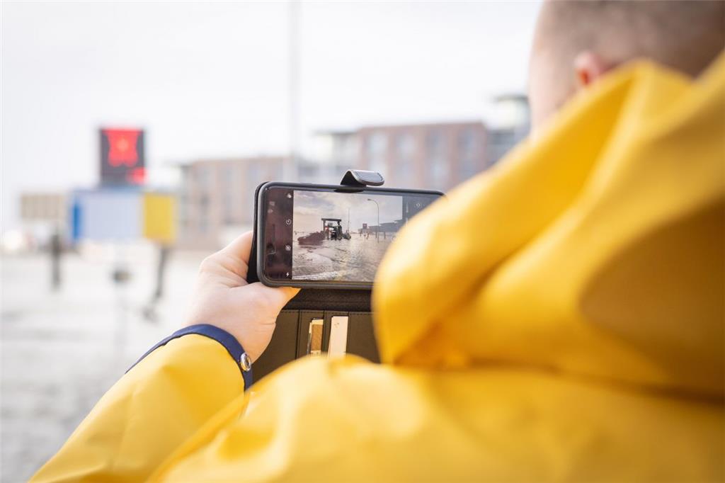 Schaulustige fotografierten am Fähranleger in Bremerhaven die Flut. Foto: Hartma...