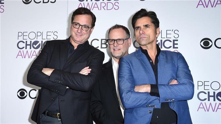 „Full House“-Schauspieler Dave Coulier ist krebsfrei Schauspieler Bob Saget (links), Dave Coulier (Mitte) und John Stamos (rechts) spielten die Hauptrollen in der Sitcom „Fuller House“. (Archivbild)