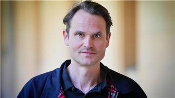 Schauspieler Fabian Hinrichs will noch lange in Nürnberg „Tatort“-Krimis drehen.