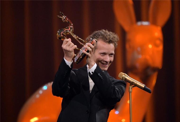 Glanz, Glamour und Politik bei den Bambis Schauspieler Felix Kammerer bekommt den Bambi in der Kategorie „Schauspieler National“.