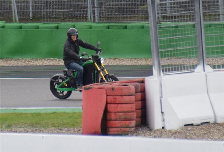 Hannes Jaenicke fährt mit E-Bike über Hockenheimring Schauspieler Hannes Jaenicke hat auf dem Hockenheimring ein superschnelles E-Bike ausprobiert.