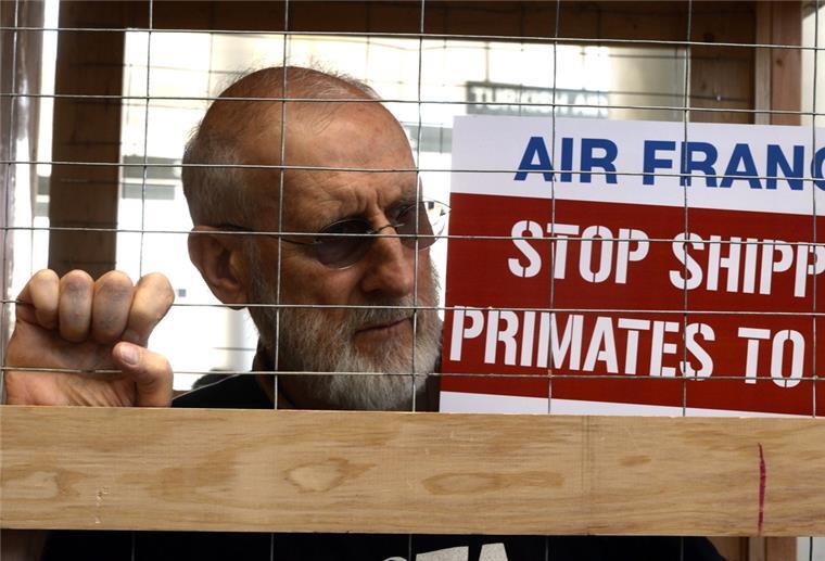 Schauspieler  James Cromwell bei einer Tierschutz-Aktion