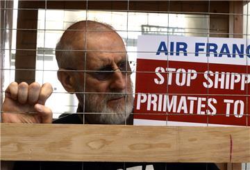 Schauspieler  James Cromwell bei einer Tierschutz-Aktion