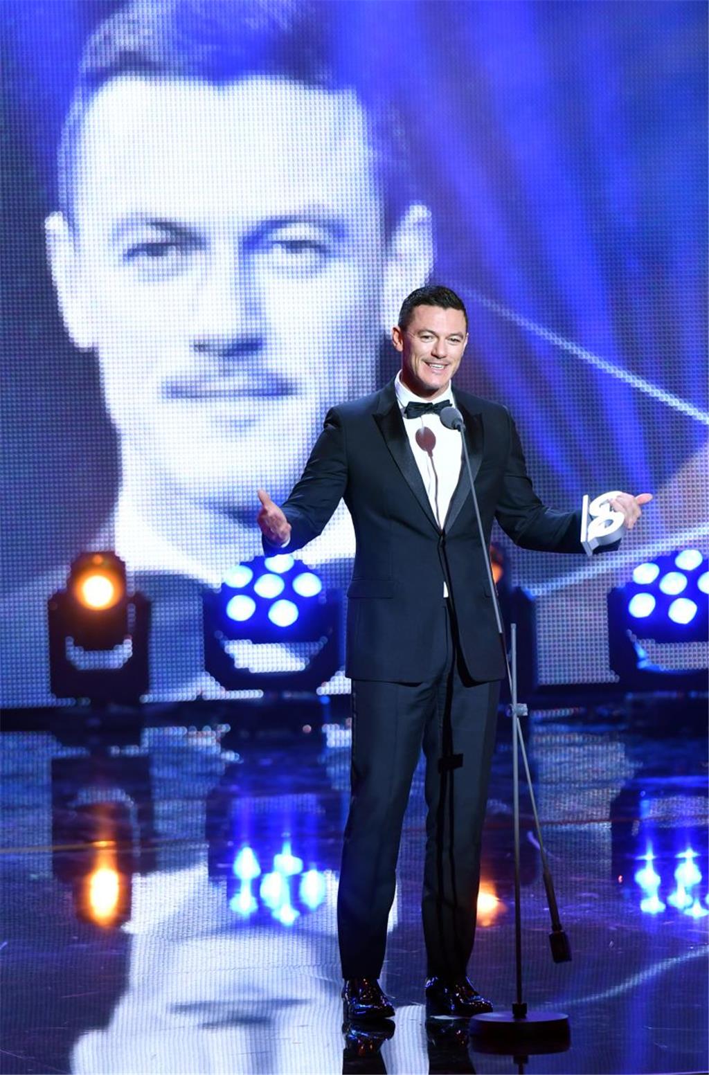 Schauspieler Luke Evans räumte die Trophäe in der Sparte &quot;Film international&quot; ab.