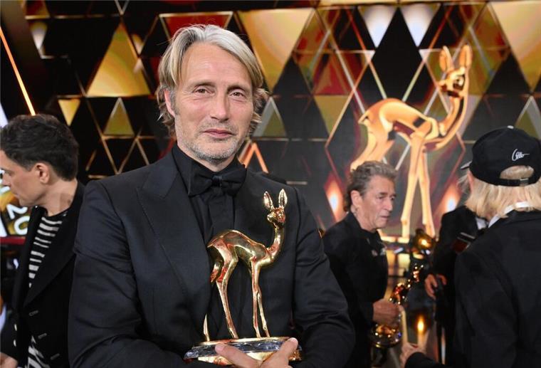 Glanz, Glamour und Politik bei den Bambis Schauspieler Mads Mikkelsen widmet seinen „Schauspiel International“-Bambi seiner kleinen Enkeltochter.