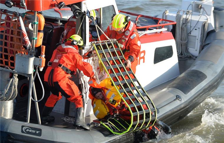 Seenotretter helfen 538 Menschen Schauspieler Markus Knüfken, neuer Botschafter der Deutschen Gesellschaft zur Rettung Schiffbrüchiger (DGzRS) lässt sich am Dienstag in Cuxhaven im Überlebensanzug vom Beiboot "Verena" aus dem Wasser holen. Foto Jaspersen