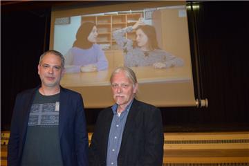 Schauspieler Martin Kemner (rechts) hat mit den Schülern die Szenen erarbeitet. Dr. Anas Nashef, Leiter des Autismus-Therapiezentrums, freut sich, dass er die Clips verwenden kann.