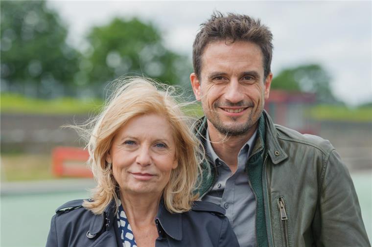 Oliver Mommsen stöhnt über Tatort-Twitterei Schauspieler Oliver Mommsen - auf dem Bild mit Kollegin Sabine Postel - ärgert sich über die Tatort-Twitterei.