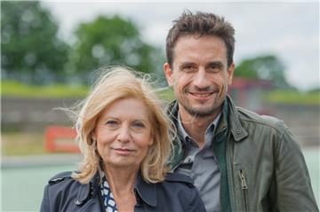 Schauspieler Oliver Mommsen - auf dem Bild mit Kollegin Sabine Postel - ärgert sich über die Tatort-Twitterei.