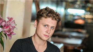 Schauspieler Rafael Gareisen sieht Risiken und Chancen beim Einsatz von KI.