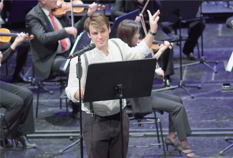 Schauspieler Richard Lingscheidt führt im Video des Familienkonzerts durch Sergei Prokofieffs musikalisches Märchen „Peter und der Wolf". Foto Stadttheater Bremerhaven