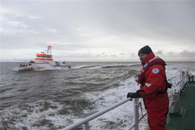 Cuxhaven: Seenotretter helfen 500 Menschen in Gefahr Schauspieler Till Demtrøder ist neuer "Bootschafter" der Deutschen Gesellschaft zur Rettung Schiffbrüchiger.