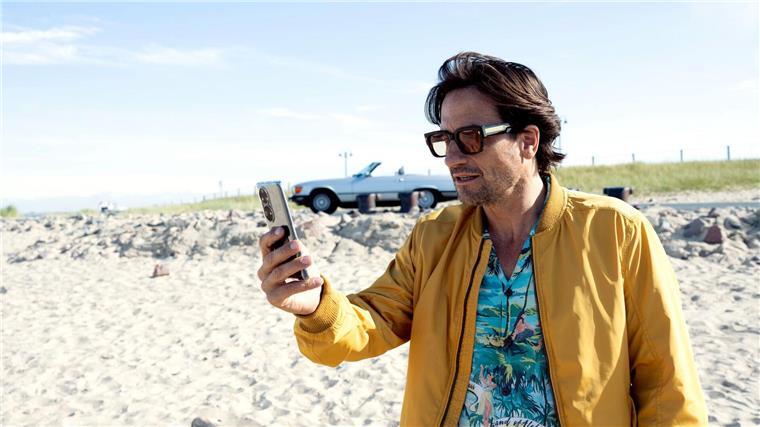 „Mord oder Watt“: Oliver Mommsen auf Killer-Jagd Schauspieler Tim Seebach (Oliver Mommsen) kehrt nach Hause an die Nordsee zurück. Eine Szene aus „Mord oder Watt? Ebbe im Herzen“.