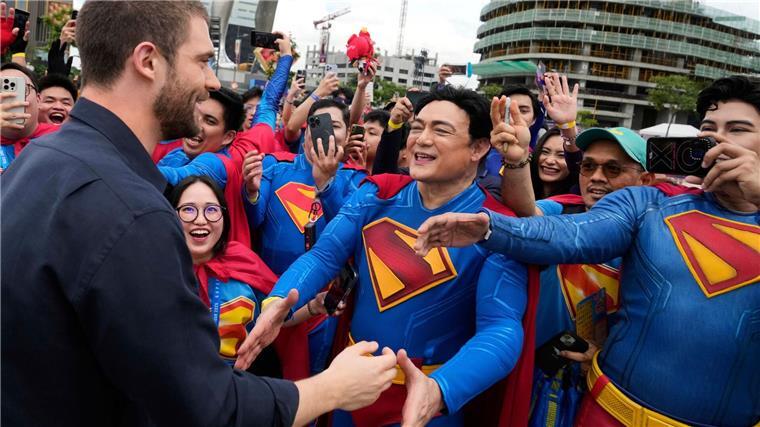 Schauspieler und Superman-Star David Corenswet (l) begrüßt Fans während der ersten Station der Superman World Tour.