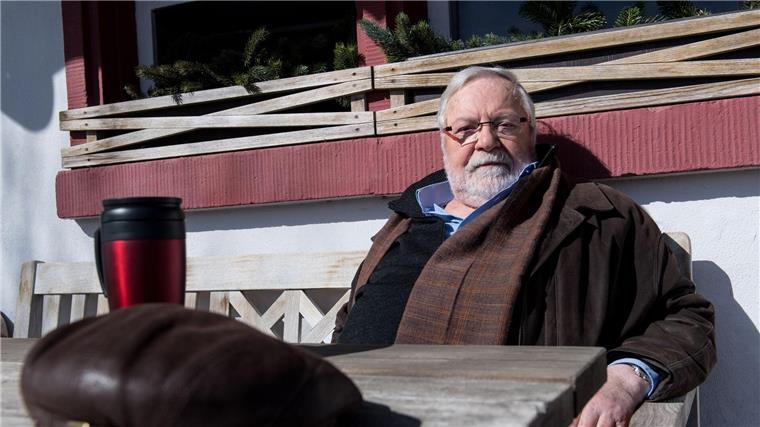 Schauspieler Wolfgang Hepp sitzt bei den Dreharbeiten für die 1000. „Fallers“-Folge am Set. 299 Episoden später wird er ein letztes Mal zu sehen sein. (Archivbild)