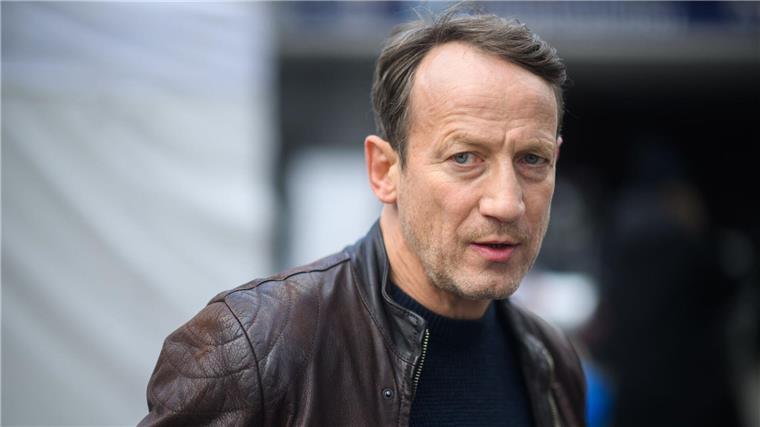 Neuer „Tatort“ über künstliche Intelligenz Schauspieler Wotan Wilke Möhring steht am Rande von Dreharbeiten auf dem Raschplatz.