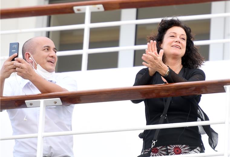 Schauspielerin Barbara Wussow steht mit einem Crewmitglied an Bord der „Amadea“. Das ZDF ist seit zwei Wochen an Bord.