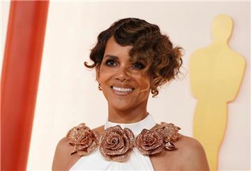 Schauspielerin Halle Berry hat sich mit Hollywood-Kollegin Angelina Jolie angefreundet. Nun haben die beiden verraten wie das kam.