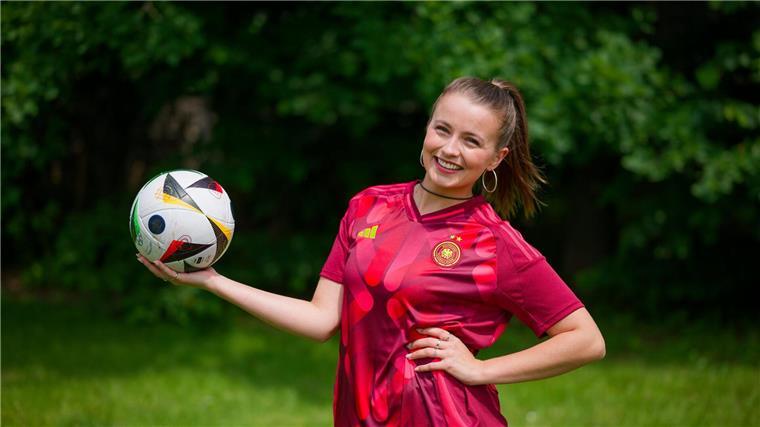 Schauspielerin Julia Wiedemann spielt als Hobby Fußball in der Kreisklasse.