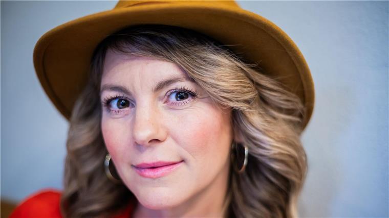 Schauspielerin Luise Bähr hat sich in der ZDF-Actionreihe „Die Bergretter“ medizinisches Wissen angeeignet.