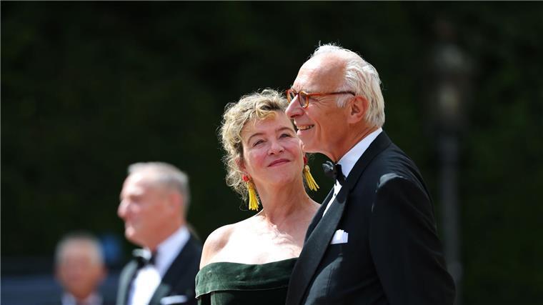 Roter Teppich für die Politik - Bayreuth-Start nach Gewitter Schauspielerin Margarita Broich („Tatort“) mit Ehemann Dirk Schmalenbach.