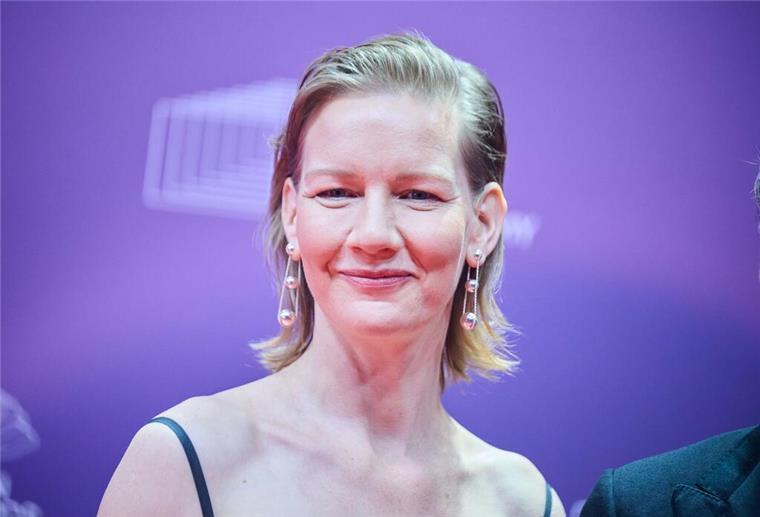 Sandra Hüller übernimmt Patenschaft für Rettungsschiff Schauspielerin Sandra Hüller möchte dazu beitragen, dass Menschen die Hilfe dringend benötigen sie auch erhalten.
