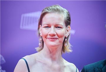 Schauspielerin Sandra Hüller möchte dazu beitragen, dass Menschen die Hilfe dringend benötigen sie auch erhalten.