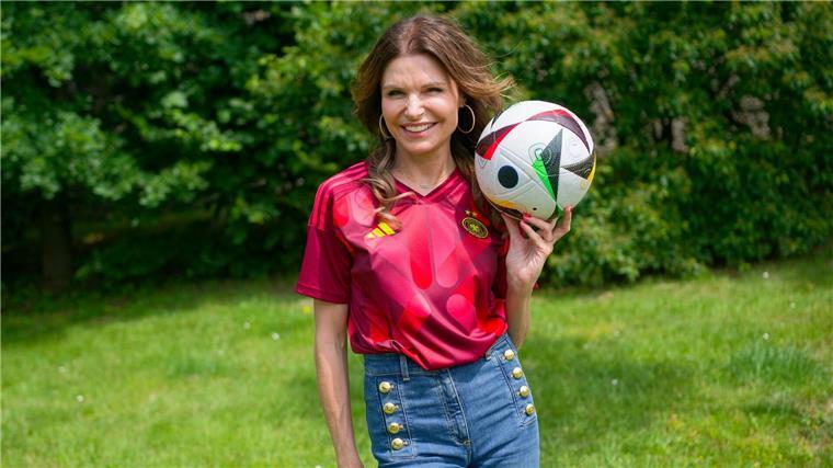 Schauspielerin Tabea Heynig kickt manchmal mit ihrem kleinen Sohn.