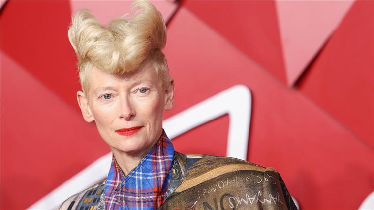 Schauspielerin Tilda Swinton ist aus Filmen wie „The Killer“, „Der seltsame Fall des Benjamin Button“, „Snowpiercer“ und „Grand Budapest Hotel“ bekannt.