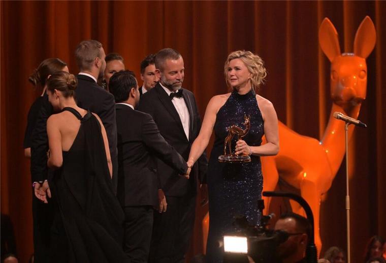 Glanz, Glamour und Politik bei den Bambis Schauspielerin und Laudatorin Veronica Ferres vergibt den Bambi in der Kategorie „Film National“ an „Oskars Kleid“.