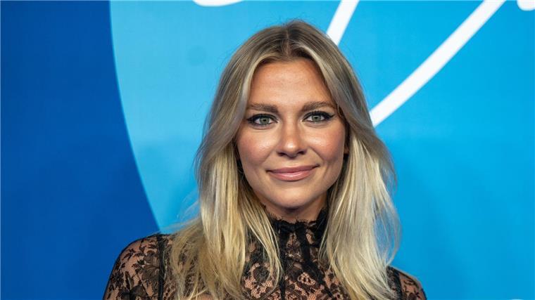 Schauspielerin Valentina Pahde stand für die ZDF-Reihe „Das Traumschiff“ in Afrika vor der Kamera. (Archivbild)