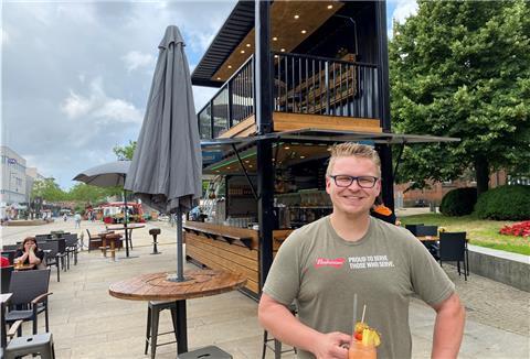Schausteller Philip Ausborn will mit der "Black Bar 2" die Innenstadt in Bremerhaven aufmöbeln.