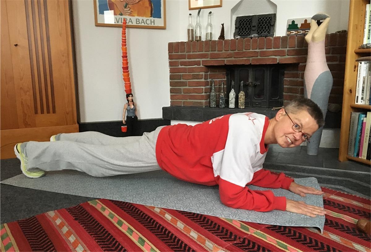 Schenk mir ein Lächeln, fordern die Fitness-Gurus. Das fällt NZ-Reporterin Inga Hansen in dieser Situation nicht leicht. Foto Stürzer