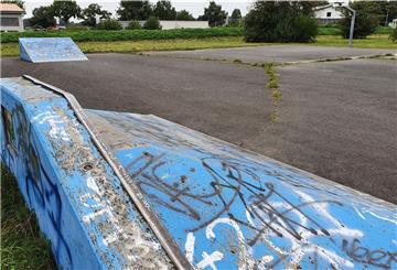 Eine verwahrloste Skaterbahn.